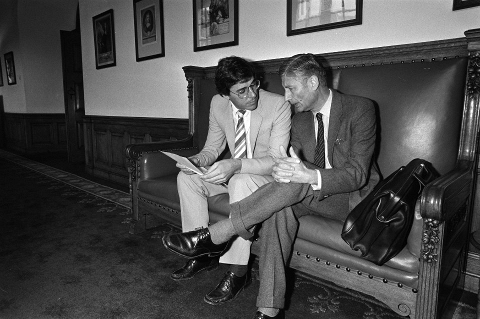Kabinetsinformatie 1981 Lubbers en Van Agt op bankje in gesprek, Bestanddeelnr 931-6034