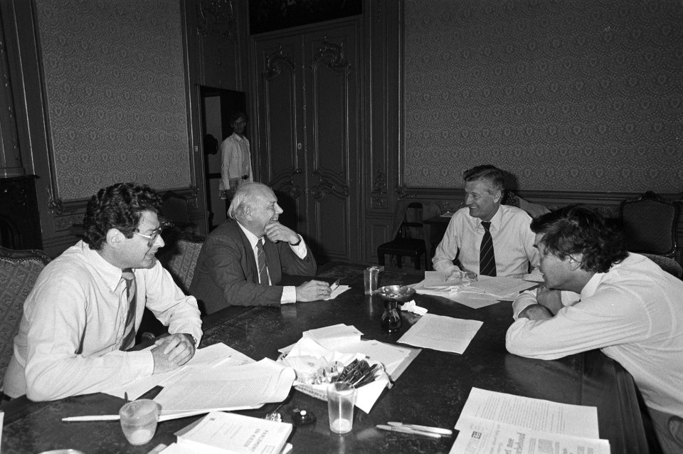 Kabinetsinformatie 1981 informateurs spreken met Den Uy v.l.n.r. Van Thijn , De, Bestanddeelnr 931-6108