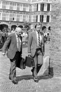 Kabinetsinformatie 1981 Den Uyl en Terlouw buiten in de lunchpauze na gesprek met de informateurs, Bestanddeelnr 931-5580