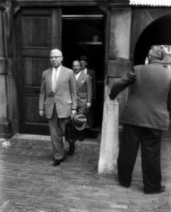 Kabinetsformatie in Den Haag. Professor Dr. L. J. M. Beel.,daarachter Mr. J. M. , Bestanddeelnr 910-3706