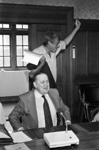 Kabinetsinformatie 1981 Zeevalking met achter hem Hansvan Mierlo, Bestanddeelnr 931-6143