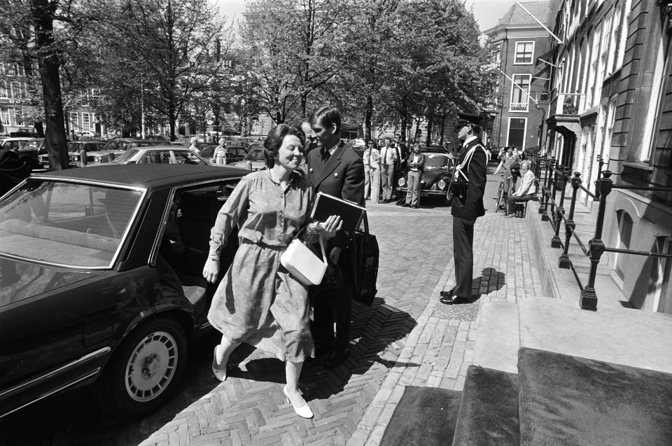 Kabinetscrisis Hare Majesteit ontvangt fractieleiders Koningin Beatrix bij aan, Bestanddeelnr 932-1596