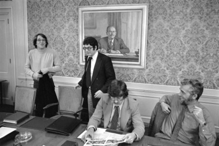 Kabinetsformatie fractieberaad PvdA, Van Thijn , Bram Peper op achtergrond port, Bestanddeelnr 929-4009
