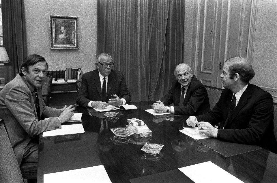 Kabinetsformateur mr. J. A. W. Burger ontvangt fractieleiders van progressieve d, Bestanddeelnr 926-2081