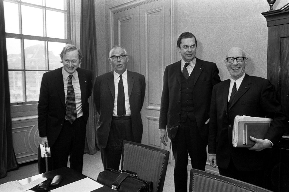 Kabinetsformateur Mr.J.A.W. Burger ontvangt fractievoorzitters confessionele dri, Bestanddeelnr 926-2038