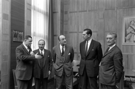 Kabinetsformatie, formateur Biesheuvel op zijn ministerie gesprek met v.l.n.r. S, Bestanddeelnr 920-1640