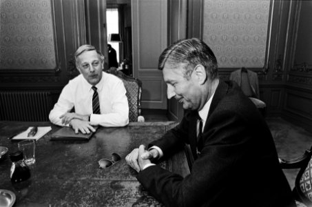 Kabinetscrisis Steenkamp (l) tijdens gesprek met Van Ag (r), Bestanddeelnr 932-1678