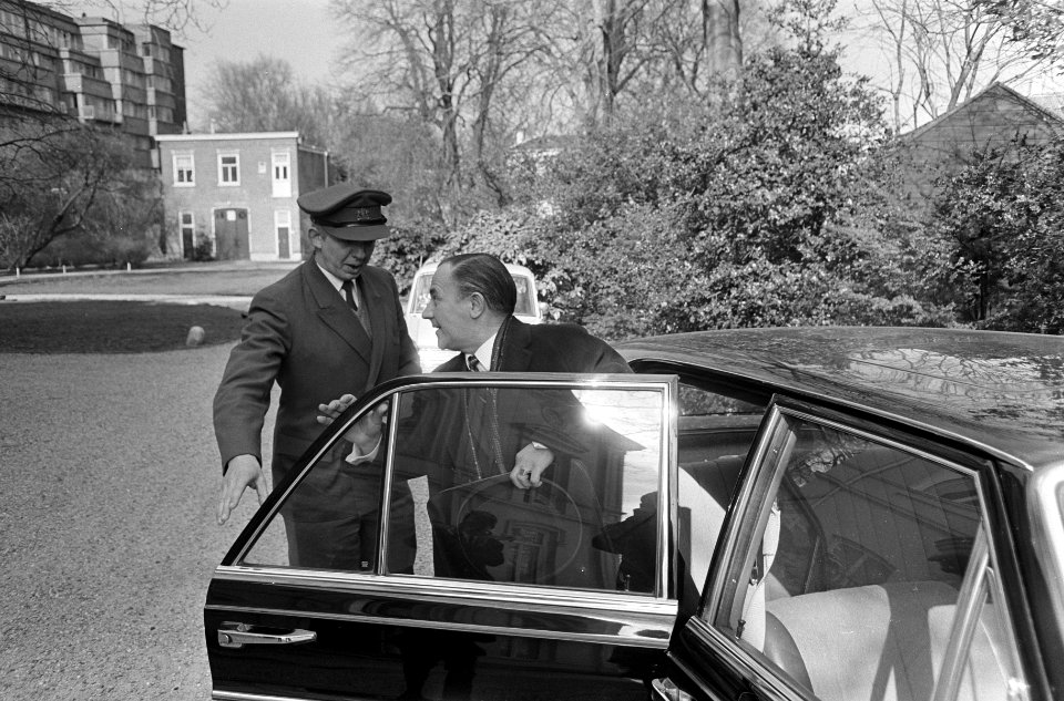 Kabinetsformatie, Minister De Jong bij auto, Bestanddeelnr 920-1811