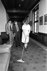Kabinetsformatie 1981 hervat Van Agt (CDA) in gesprek een werkster in het gebou, Bestanddeelnr 931-5912