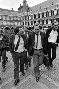 Kabinetsformatie 1981 Den Uyl omringd door journaliste op het Binenhof tijdens , Bestanddeelnr 931-5465