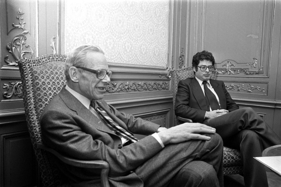 Kabinetsformatie informateur Van der Grinten (l) in gesprek met Van Thijn, Bestanddeelnr 929-4312