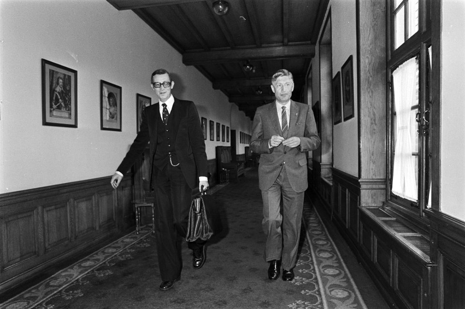 Kabinetsformatie 1981, premier Van Agt met een ambtenaar die zijn tas draagt, Bestanddeelnr 931-5423