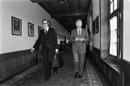 Kabinetsformatie 1981, premier Van Agt met een ambtenaar die zijn tas draagt, Bestanddeelnr 931-5423