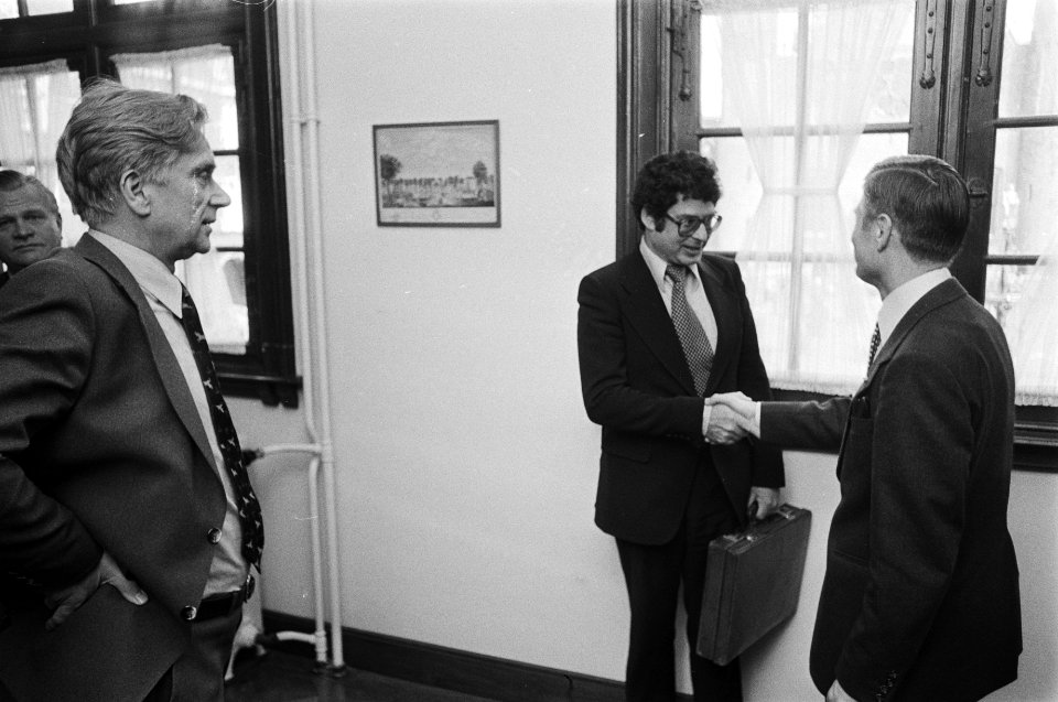 Kabinetsformatie informateur Veringa (l) kijkt toe hoe Van Thijn en Van Agt elk, Bestanddeelnr 929-3685