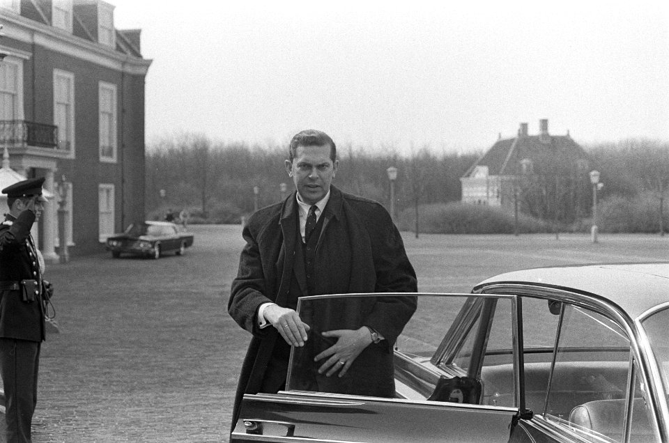 Kabinetsformatie, nummer 9 en 10 Biesheuvel bij auto, nummer 8 Toxopeus, Bestanddeelnr 920-1771