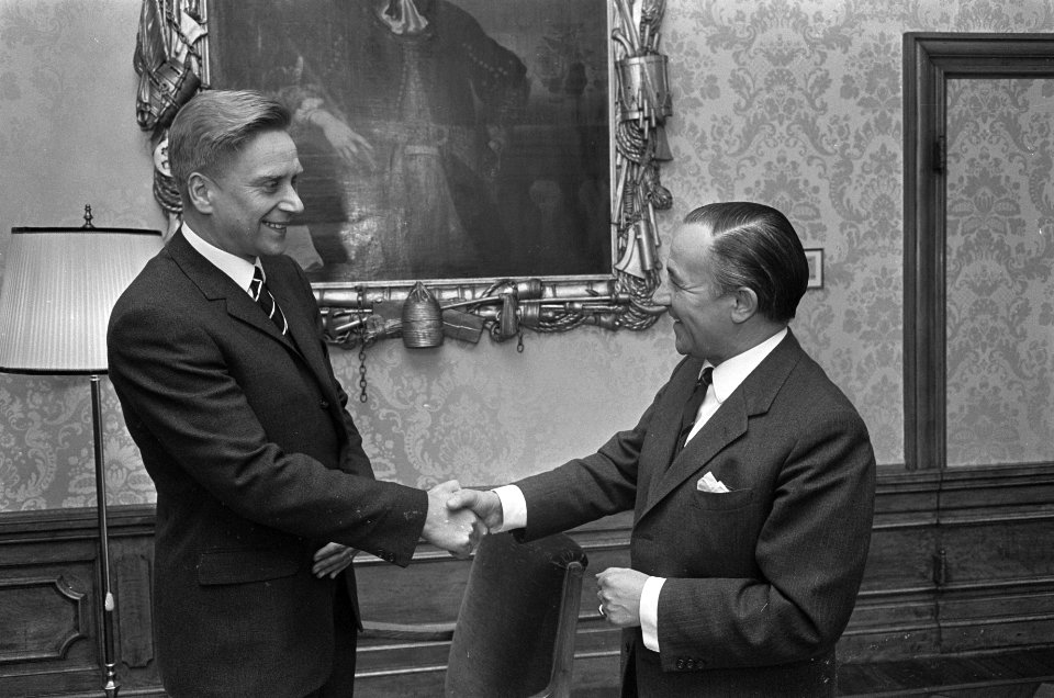 Kabinetsformatie, prof. G. H. Veringa (l) feliciteerde Minister De Jong met verj, Bestanddeelnr 920-2014