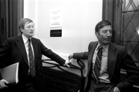 Kabinetsformatie fractieleider Wiegel (l) en CDA-fractieleider Van Agt wachten , Bestanddeelnr 929-4618