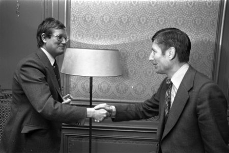 Kabinetsformatie Wiegel (l) begroet Van Agt, Bestanddeelnr 929-4393