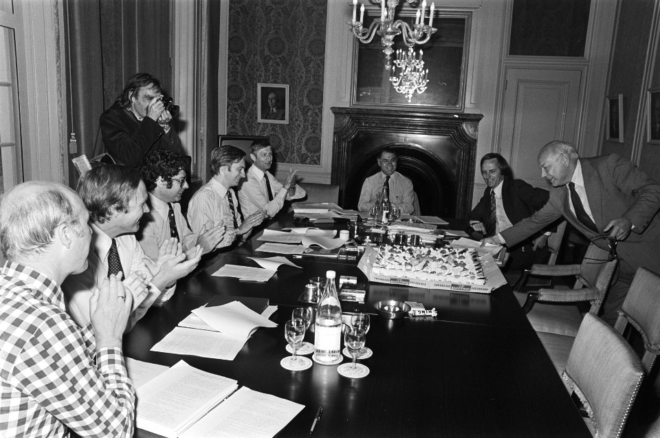Kabinetsformatie Den Uyl krijgt taart i.v.m. verjaardag Nijpels, Terlouw, Van T, Bestanddeelnr 929-3006
