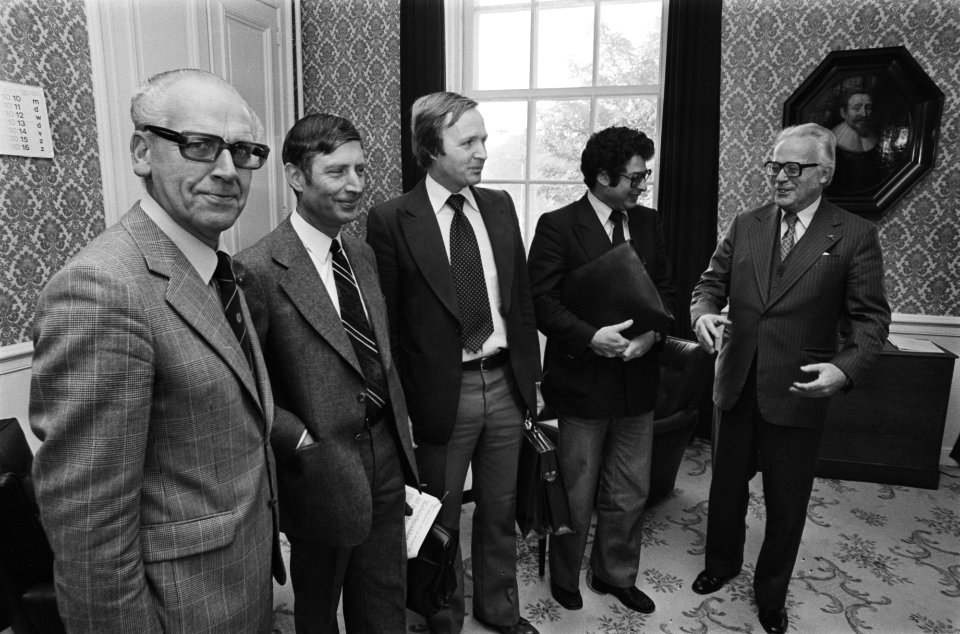 Kabinetsformatie vlnr Vrolijk, Van Agt , Terlouw, Van Thijn en Verdam, Bestanddeelnr 929-3915