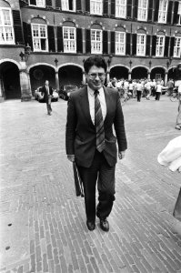 Kabinetsformatie 1981 Van Thijn loopt over Binnenhof, Bestanddeelnr 931-5849