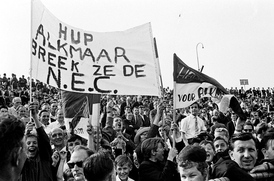 Kampioenswedstrijd 2e divisie NEC tegen Alkmaar 3-1, supporters met spandoeken, Bestanddeelnr 916-4917
