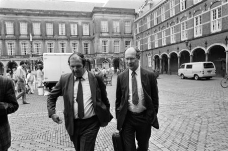 Kabinetsformatie CDA onderhandelaar de Vries (r) en fractiegenoot Gerritse (l), Bestanddeelnr 933-6953
