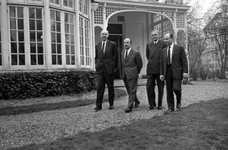 Kabinetsformatie. Formateur en de fractievoorzitters maken een wandeling in de t, Bestanddeelnr 917-6135