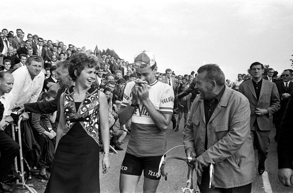 Kampioenschappen wielrennen profs te Beek, Jo de Roo met echtgenote, rechts Kee…, Bestanddeelnr 918-0282
