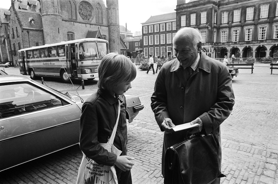 Kabinetsformatie 1981 in Den Haag voor het overleg gee Den Uyl een handtekenin, Bestanddeelnr 931-5518