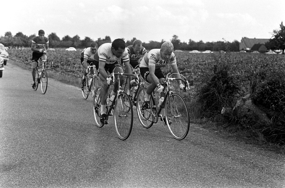 Kampioenschappen wielrennen profs te Beek, Kopgroep (links) Jo de Roo, rechts Ar, Bestanddeelnr 918-0284