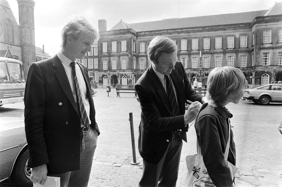 Kabinetsformatie 1981 in Den Haag Terlouw geeft jonget een handtekening voor het overleg, Bestanddeelnr 931-5519