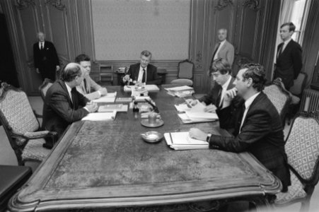 Kabinetsinformatie bespreking euthanasievraagstuk vlnr (zittend) de Vries , B, Bestanddeelnr 933-6851