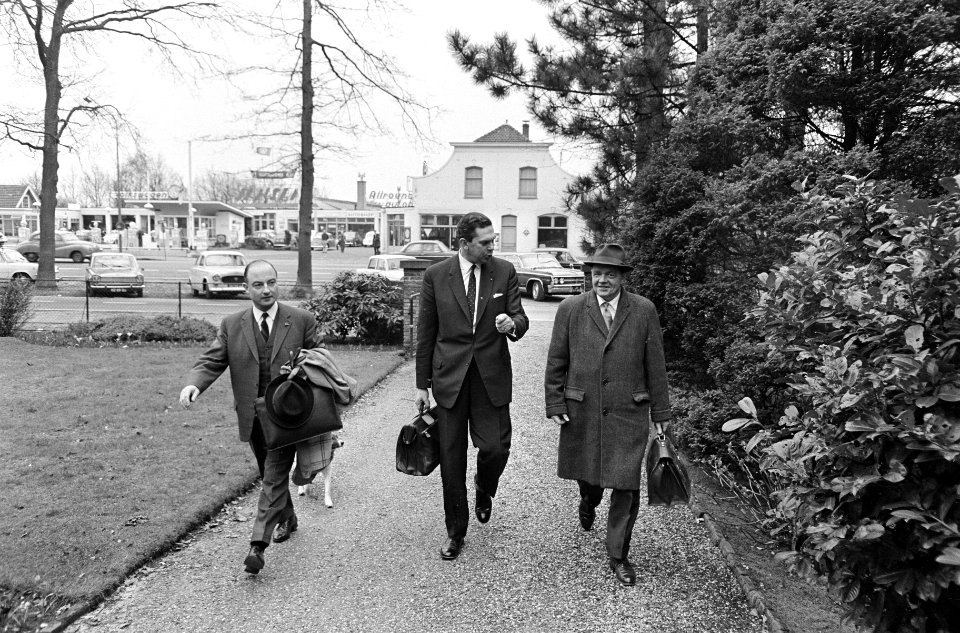 Kabinetsformatie, overleg bij prof. Beel , aankomst, v.l.n.r. Schmelzer, Biesheu, Bestanddeelnr 920-1488