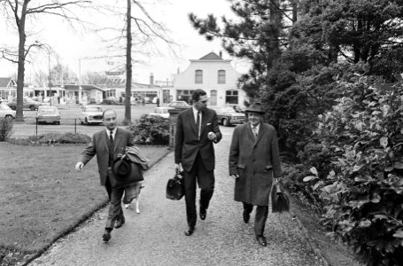 Kabinetsformatie, overleg bij prof. Beel , aankomst, v.l.n.r. Schmelzer, Biesheu, Bestanddeelnr 920-1488