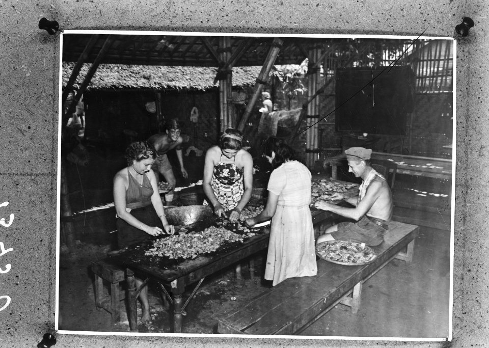 Kampong Makassar Batavia. Europeaanse vrouwen en kinderen rechts zit een man, Bestanddeelnr 901-3450