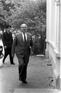 Kabinetsformatie 1963. Minister Korthals arriveert op Plein 1813, Bestanddeelnr 915-3478