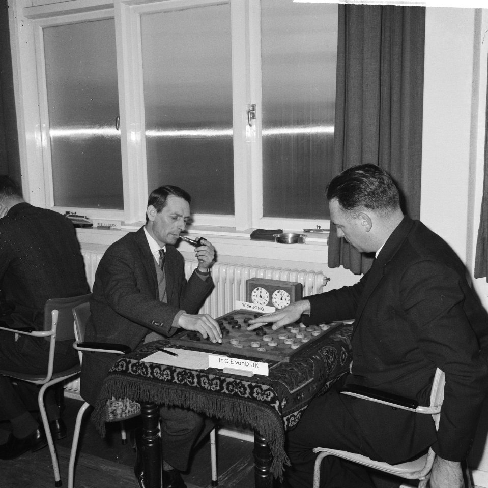 Kampioenschappen dammen in De Kroon , links W. de Jong en rechts ir. G. E. van, Bestanddeelnr 917-5811