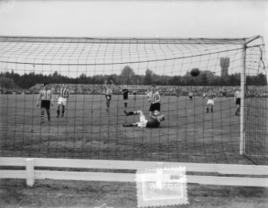 Kampioensvoetbal. EVV Eindhoven tegen Vitesse 6-0. EVV scoort, Bestanddeelnr 905-8306
