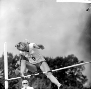 Kampioenschappen atletiek te Apeldoorn, M Thomas van DEM in actie hoogspringen, Bestanddeelnr 916-6840