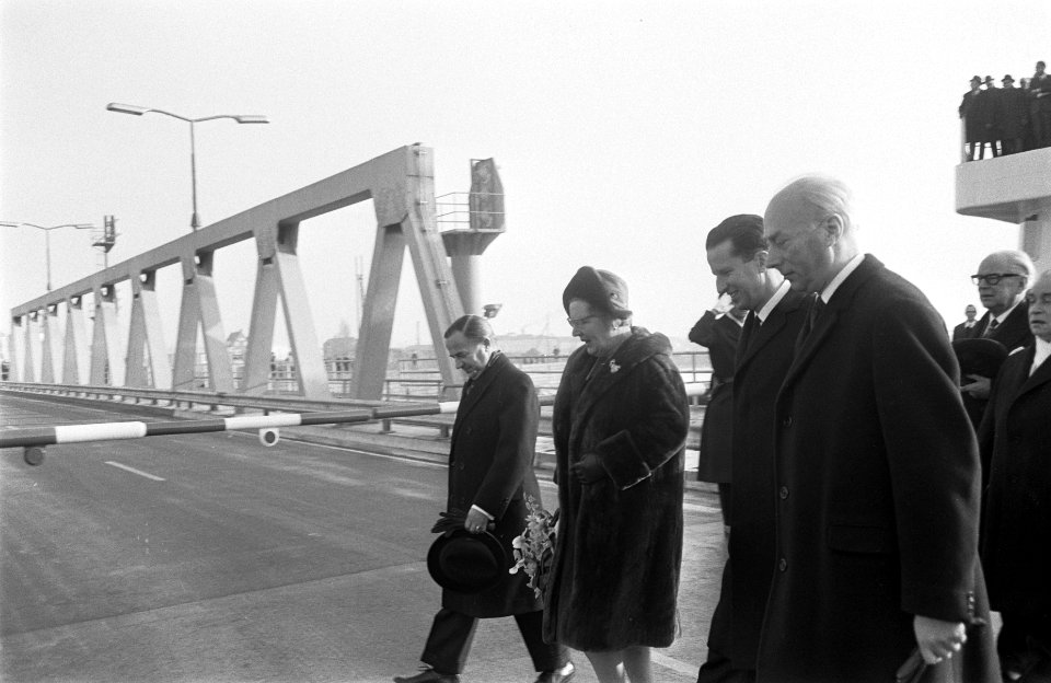 Kanaal Gent-Terneuzen officieel in gebruik gesteld door Koningin Juliana en Koni, Bestanddeelnr 921-9594