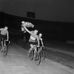 Kampioenschap van Nederland op de baan voor amateurs in Olympisch Stadion, huldi, Bestanddeelnr 925-7353