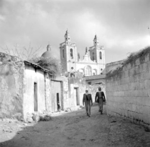 Kana. Twee mannen in een straatje, gezien in de richting van de Bruiloftskerk, Bestanddeelnr 255-0093