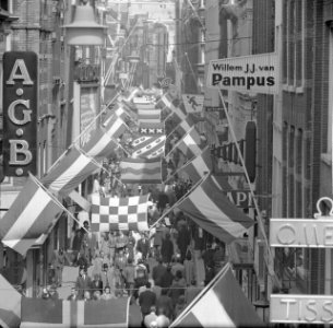 Kalverstraat vlagt in verband met Koninklijk feest, Bestanddeelnr 913-8018