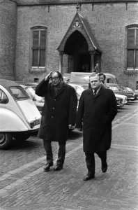 Kabinetsformateur M. Ruppert en RVD-directeur Van der Wiel (rechts) op Binnenhof, Bestanddeelnr 926-0778