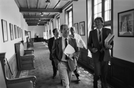 Kabinetsformatie de Vries (l) en Nijpels (r) in wandelgangen Binnenhof, Bestanddeelnr 933-7047