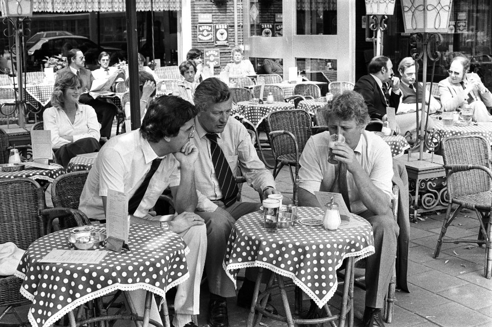 Kabinetsformatie 1981 v.l.n.r. een CDA-voorlichter, informateur De Koning en CD, Bestanddeelnr 931-6083