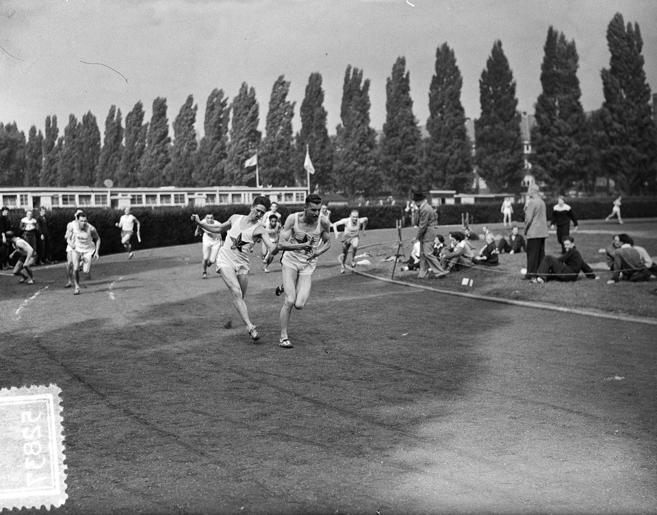 Kampioenschappen Estafette Heren Amsterdam. Sant wisselt met Van Poorten, Bestanddeelnr 905-2837