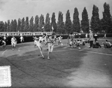 Kampioenschappen Estafette Heren Amsterdam. Sant wisselt met Van Poorten, Bestanddeelnr 905-2837