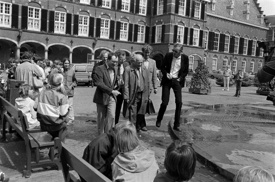 Kabinetsformatie 1981 Den Uyl omringd door journaliste op het Binenhof tijdens de lunchpauze, Bestanddeelnr 931-5465